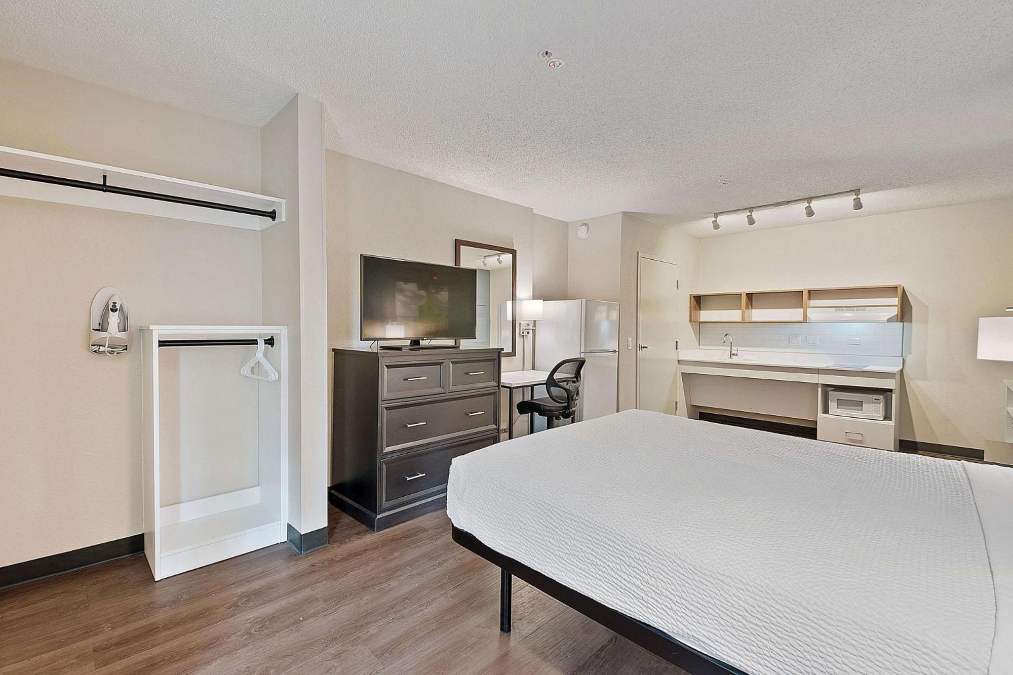 Extended Stay America Suites - Miami - Airport - Blue Lagoon Майами-Спрингс Экстерьер фото